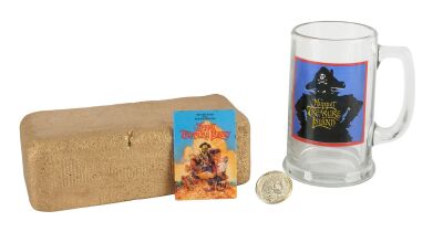 959. Hidden Treasure Gold Bar and Coin with Crew Mug and Pin ### MUPPET TREASURE ISLAND (1996)