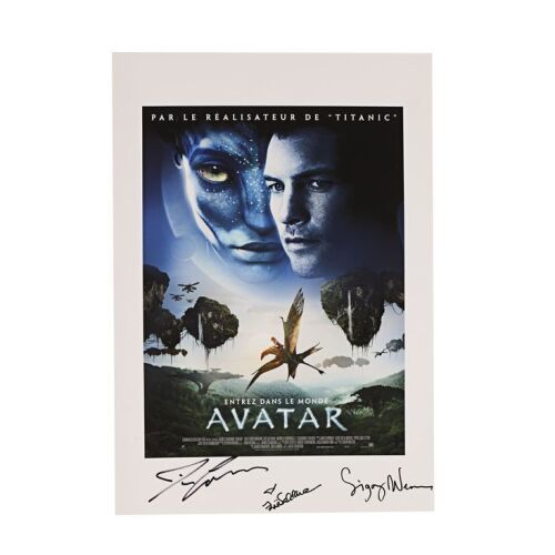 516. Sigourney Weaver, Zoe Saldana and James Cameron-Autographed Print; 29.5 x 42 cm (11.5" x 16.5"), The Refinery ### AVATAR (2009)