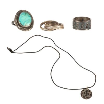 166. Rex Manning's (Maxwell Caulfield) Set of Three Rings and Necklace ### EMPIRE RECORDS (1995)