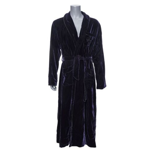 499. Val Kilmer Collection: Bruce Wayne's (Val Kilmer) Monogrammed Bathrobe ### BATMAN FOREVER (1995)