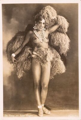 90. German Photo Lobby Card (7.75" x 11.5"); Country-of-Origin; Very Fine+ ### DIE FRAUEN VON FOLIES BERGERES (1927)