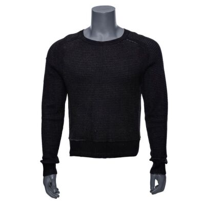 7. K's (Ryan Gosling) Black Sweater ### BLADE RUNNER 2049 (2017)