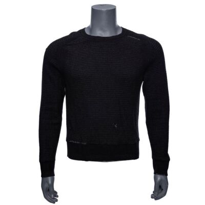 109. K's (Ryan Gosling) Black Sweater ### BLADE RUNNER 2049 (2017)